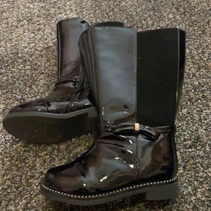 Toddler girls boots size 7. Very cute!